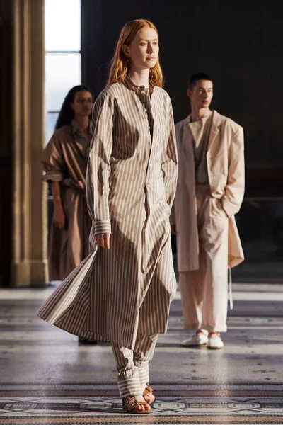 Look 16